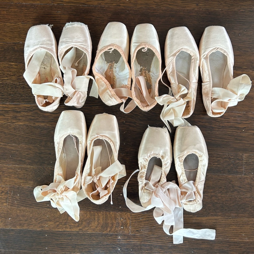 Pointe shoe lot (5 pairs)